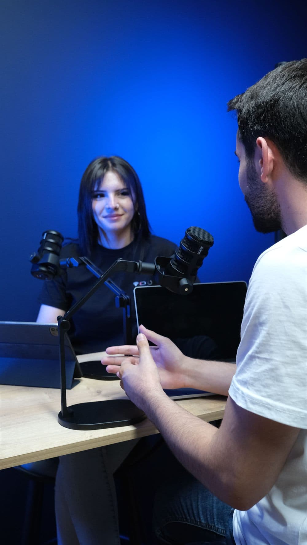 Înregistrare în studio: doi invitați față în față, la microfoane