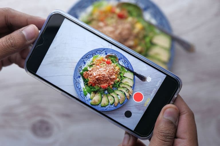 Avocado umplut cu salată de ton